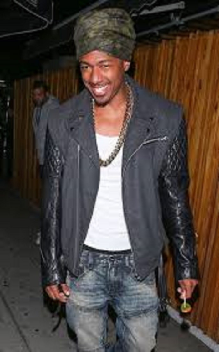 Nick Cannon in a dark grey turban